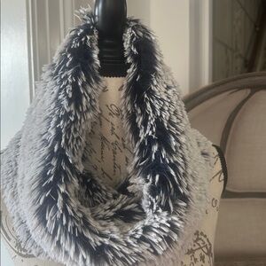 NWT Navy & White Luxury Faux Fur Cowl Scarf OS